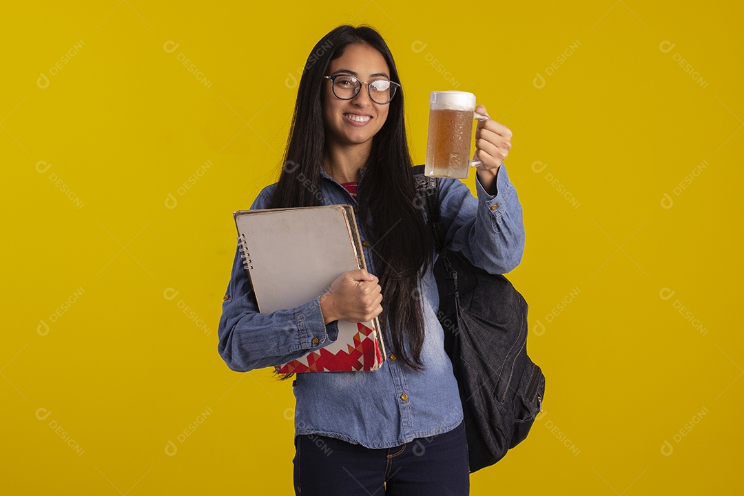 Bonita jovem estudante usando óculos e com caderno mochila e uma taca de cerveja