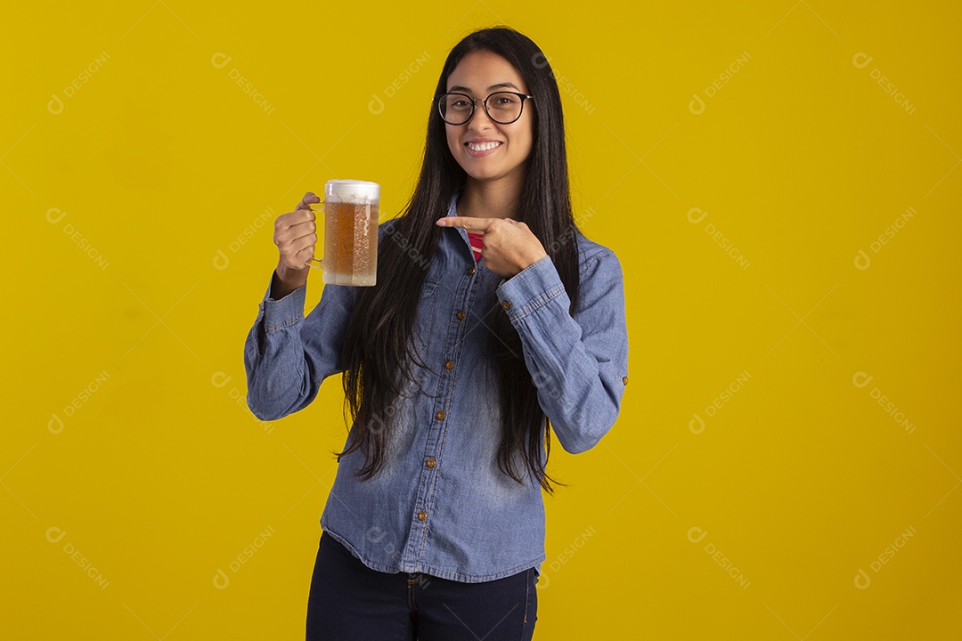 Mulher jovem bonita em fotografia e com uma caneca de cerveja