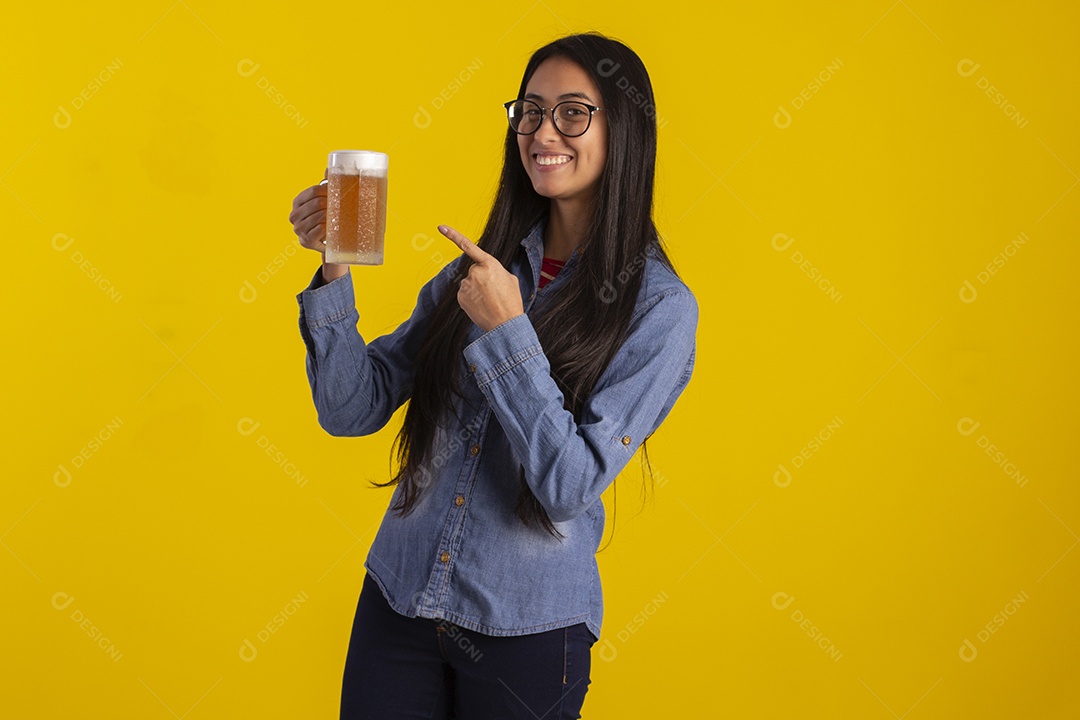 Mulher jovem bonita em fotografia e com uma caneca de cerveja