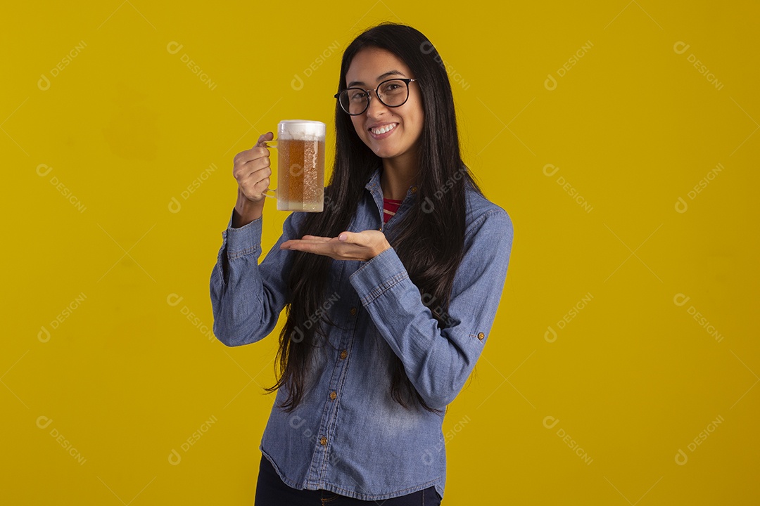Mulher bonita em fotografia com uma caneca de cerveja e um copo de café na mão