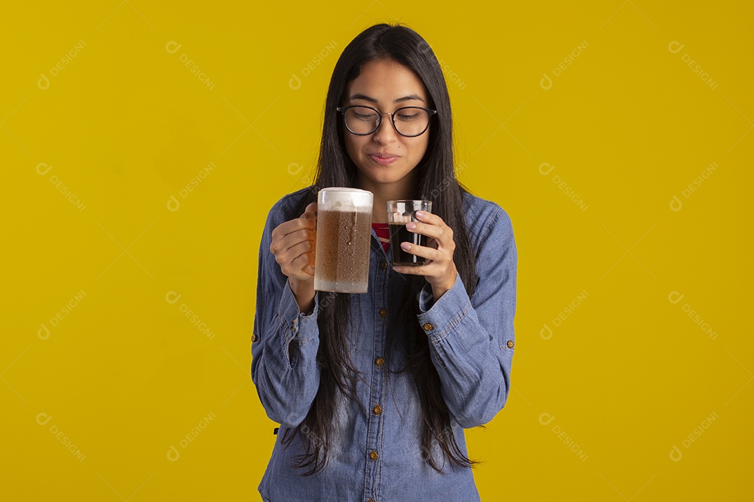 Mulher bonita em fotografia com uma caneca de cerveja e um copo de café na mão