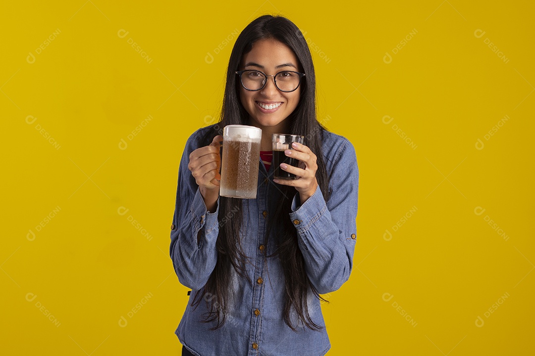 Mulher bonita em fotografia com uma caneca de cerveja e um copo de café na mão