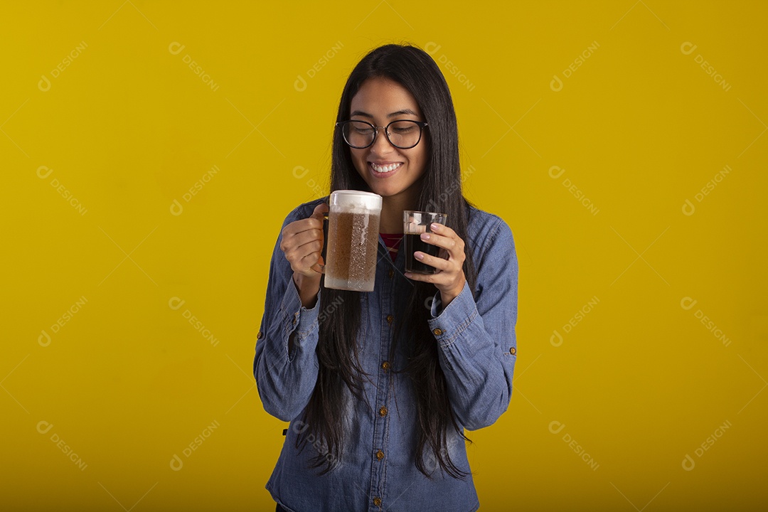 Mulher bonita em fotografia com uma caneca de cerveja e um copo de café na mão