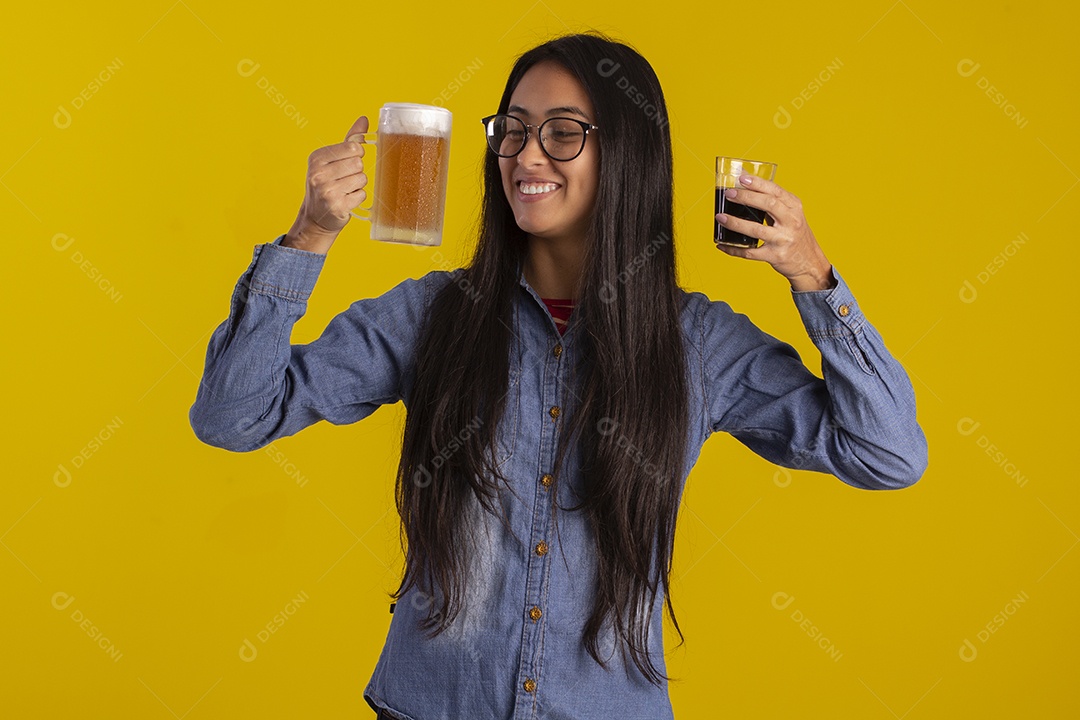 Mulher bonita em fotografia com uma caneca de cerveja e um copo de café na mão