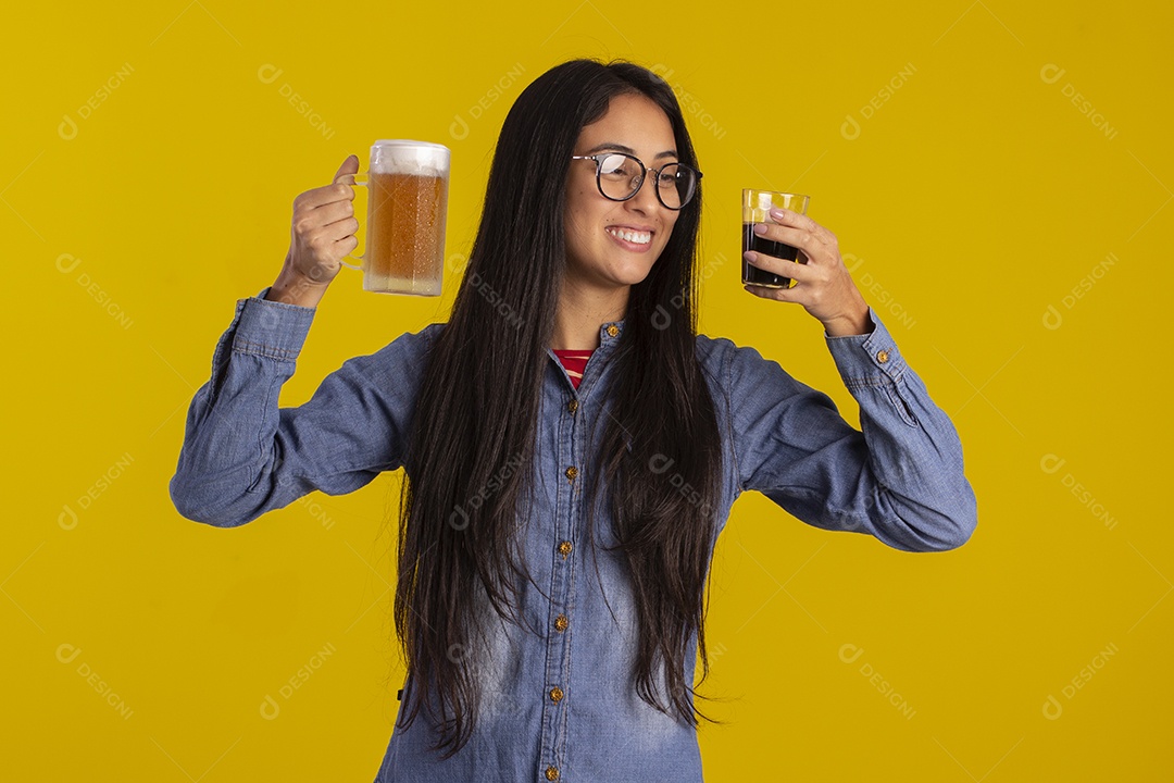 Mulher bonita em fotografia com uma caneca de cerveja e um copo de café na mão