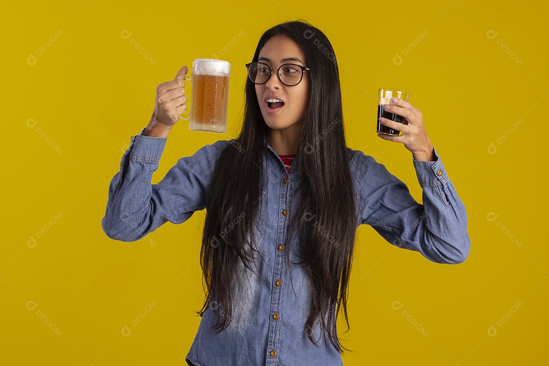 Mulher jovem bonita em fotografia de estudio para publicidade