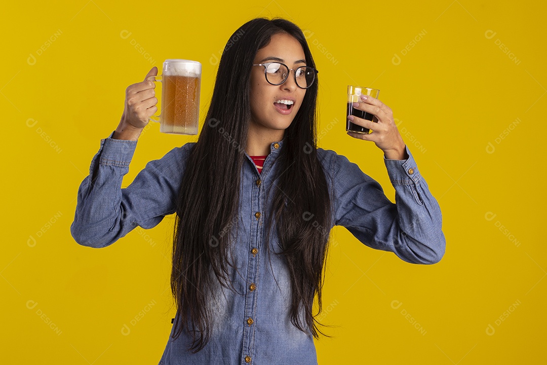 Mulher jovem bonita em fotografia de estudio para publicidade