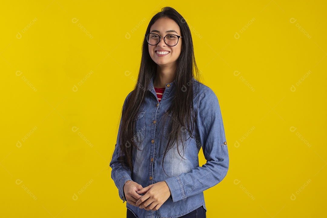 Mulher jovem bonita em fotografia de estudio para publicidade