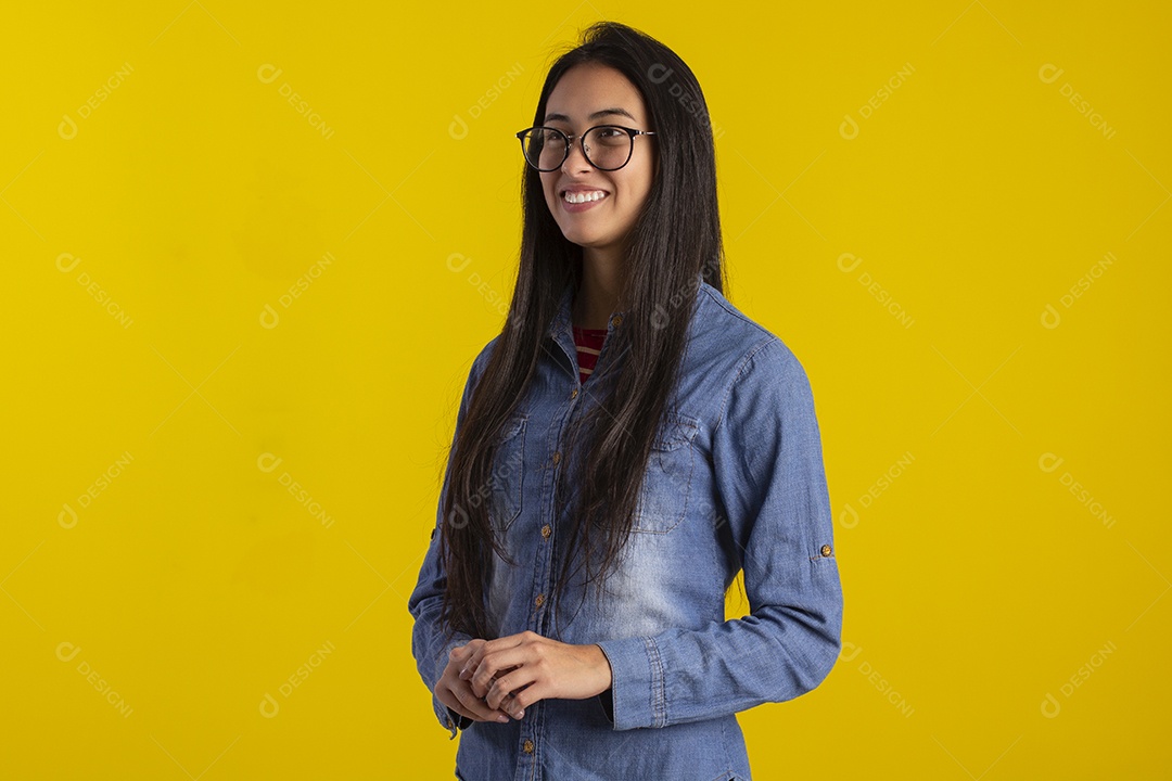 Mulher jovem bonita em fotografia de estudio para publicidade