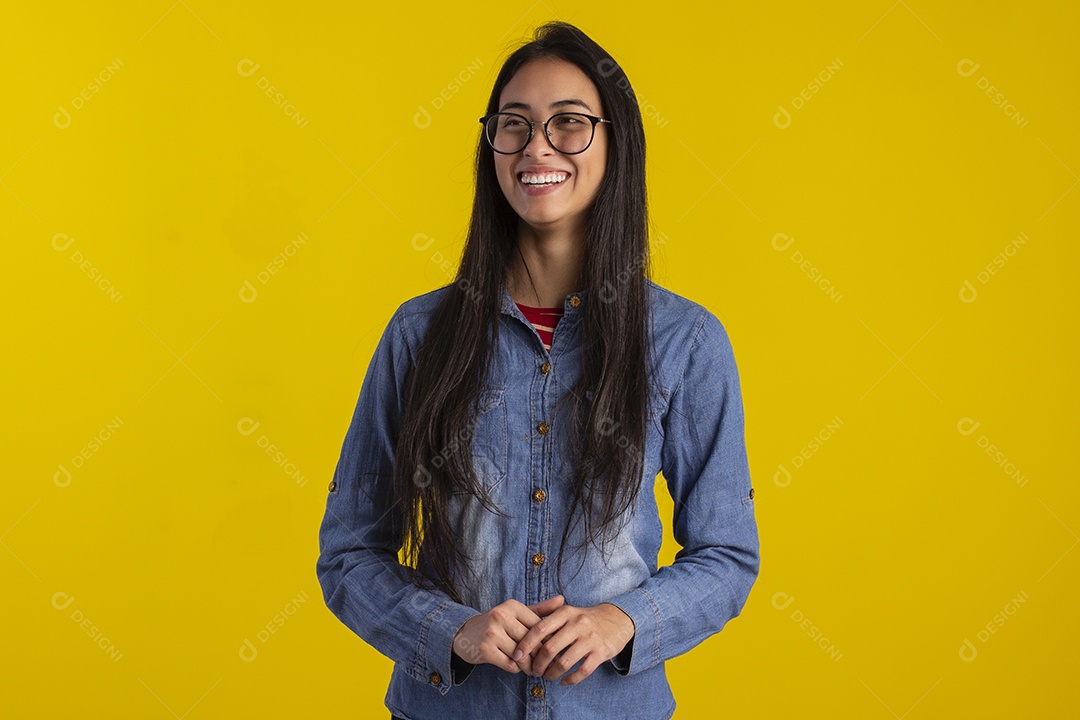 Mulher jovem bonita em fotografia de estudio para publicidade