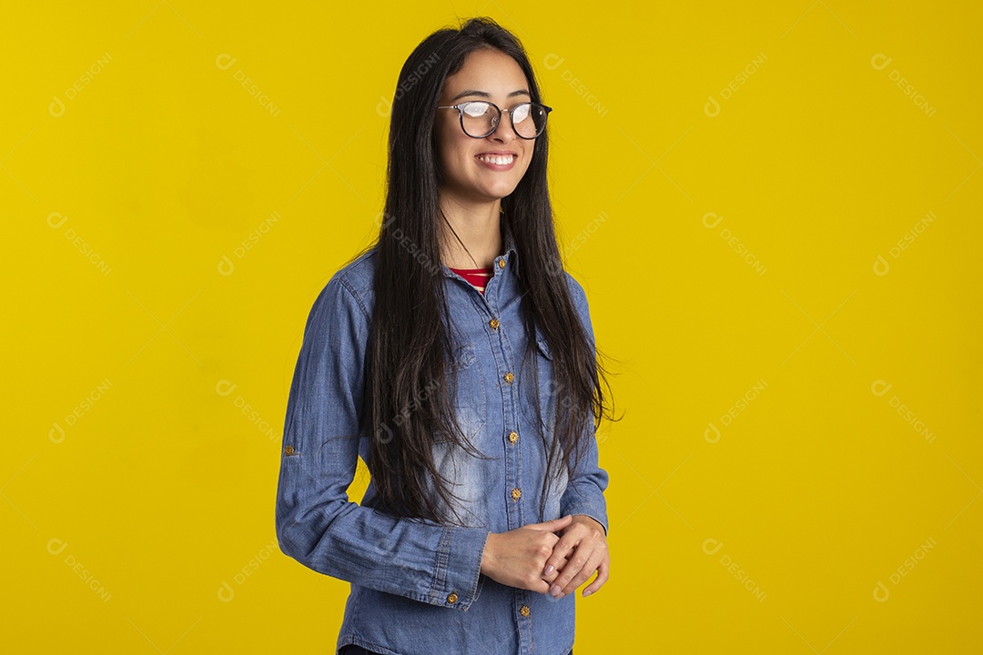 Mulher jovem bonita em fotografia de estudio para publicidade