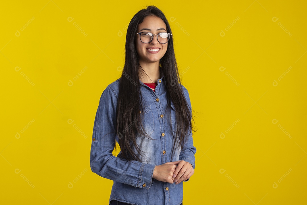 Mulher jovem bonita em fotografia de estudio para publicidade