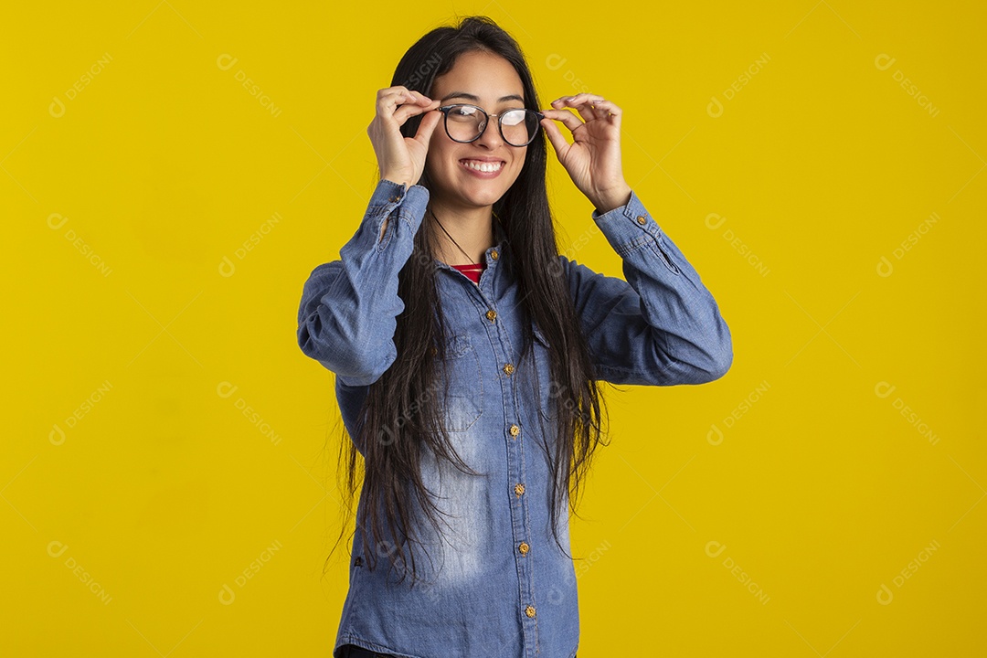 Mulher jovem bonita em fotografia de estudio para publicidade