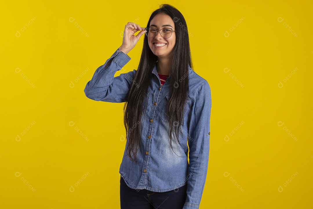 Mulher jovem bonita em fotografia de estudio para publicidade