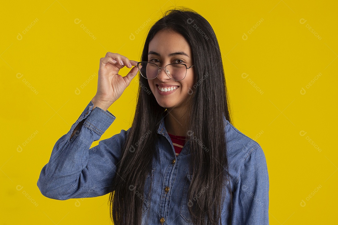 Mulher jovem bonita em fotografia de estudio para publicidade