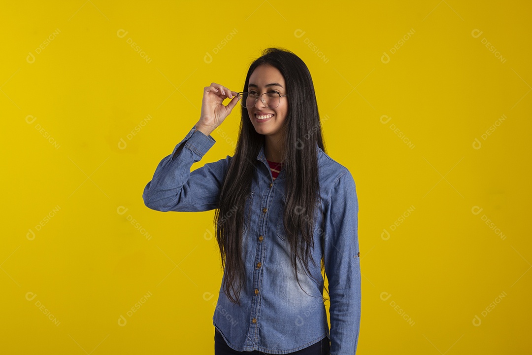 Mulher jovem bonita em fotografia de estudio para publicidade