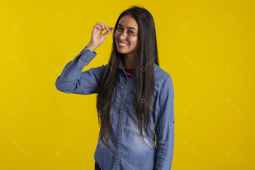 Mulher jovem bonita em fotografia de estudio para publicidade