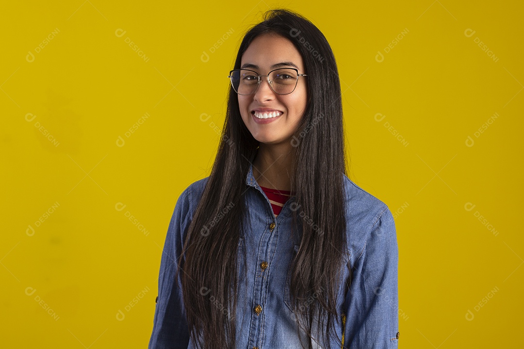 Mulher jovem bonita em fotografia de estudio para publicidade