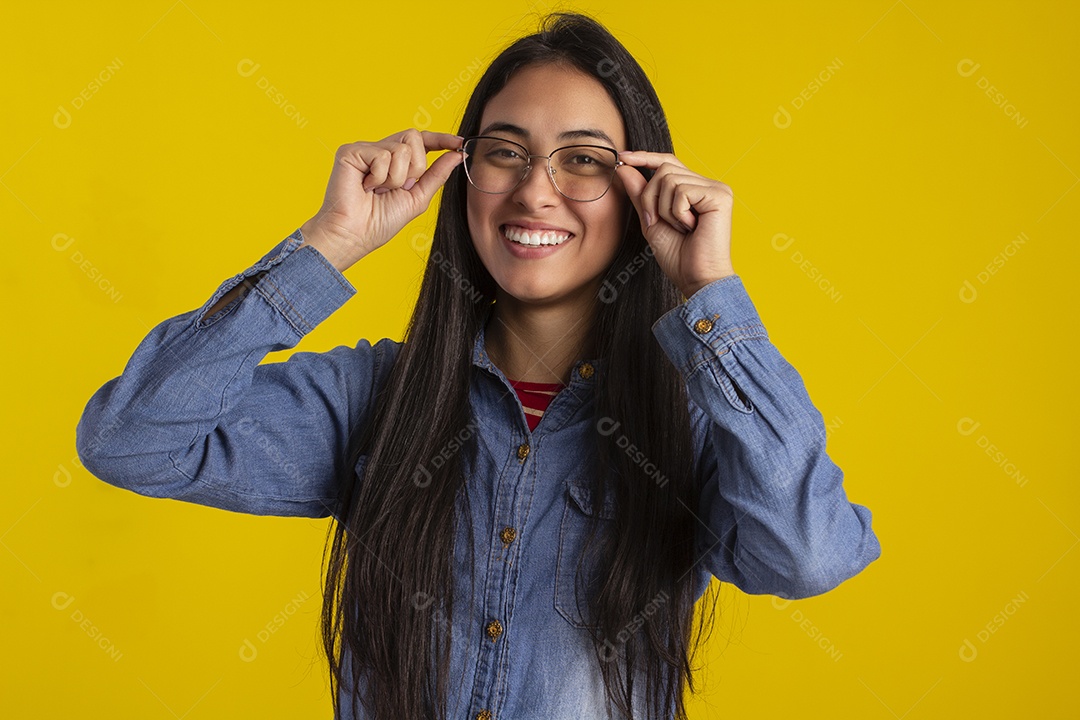 Mulher jovem bonita em fotografia de estudio para publicidade