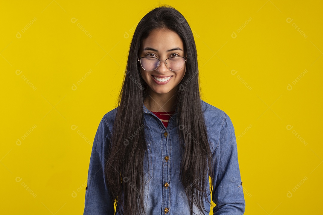 Mulher jovem bonita em fotografia de estudio para publicidade
