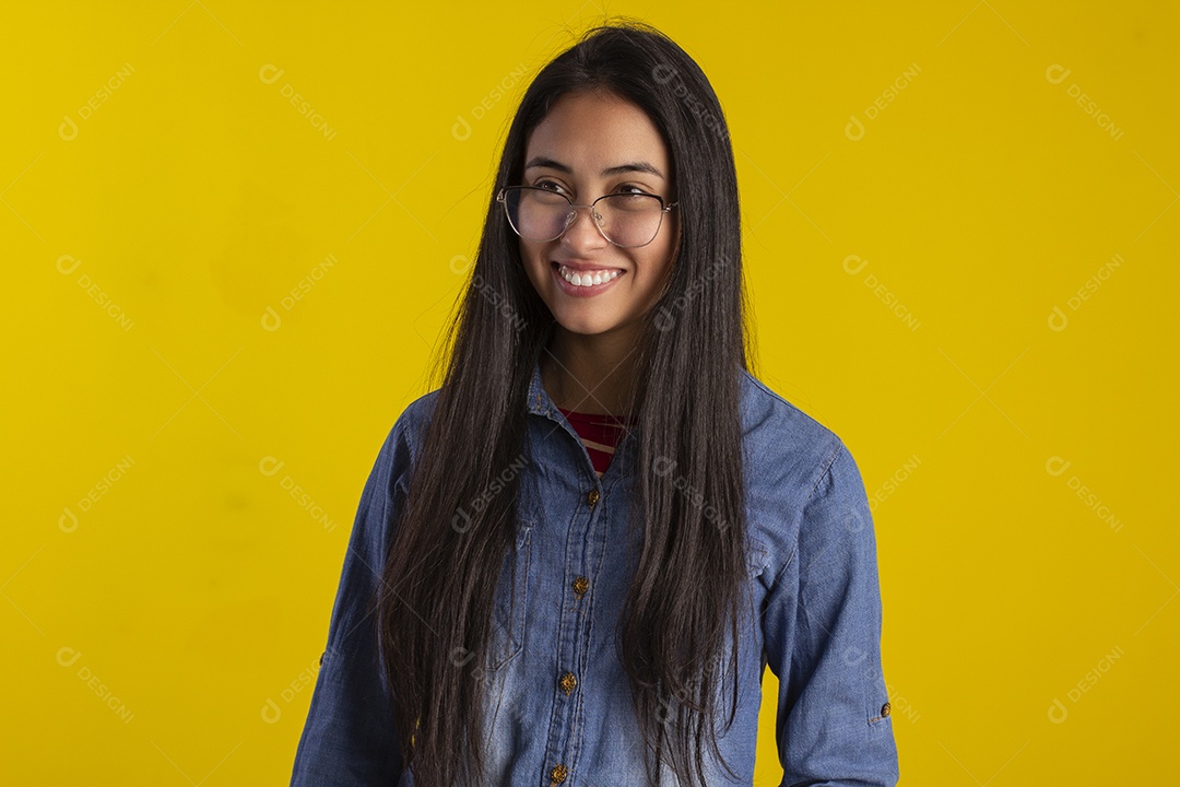 Mulher jovem bonita em fotografia de estudio para publicidade