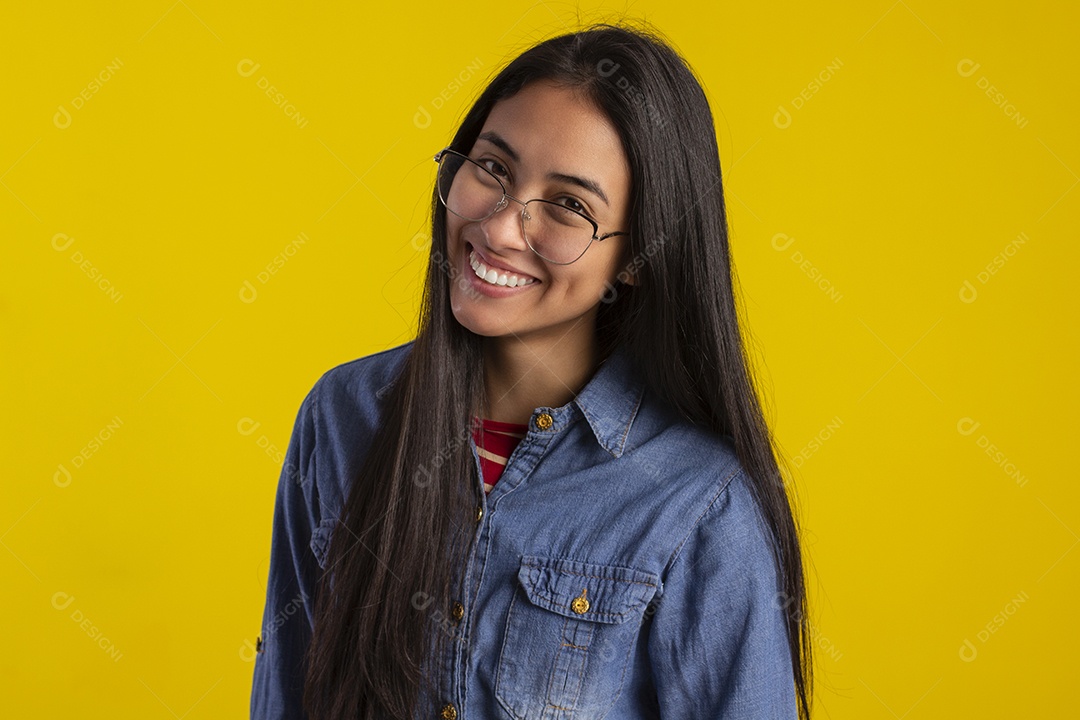 Mulher jovem bonita em fotografia de estudio para publicidade