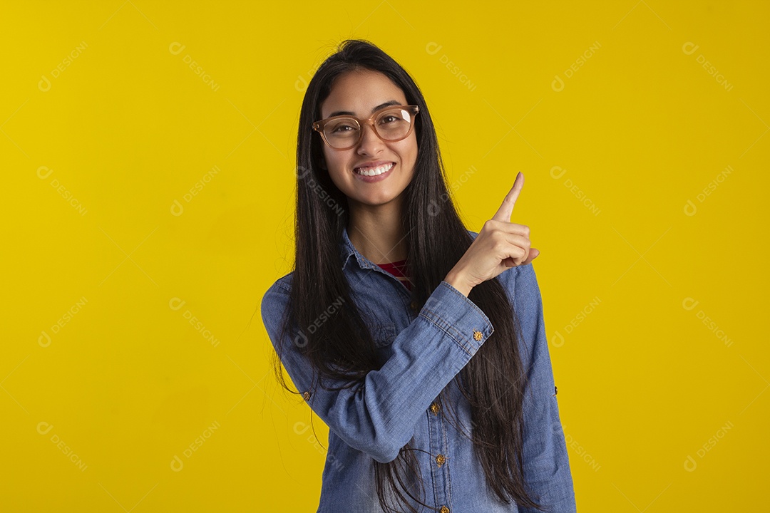 Mulher jovem bonita em fotografia de estudio para publicidade