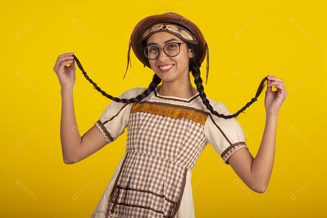 Mulher bonita com trajes de festa junina usando vestido e chapéu