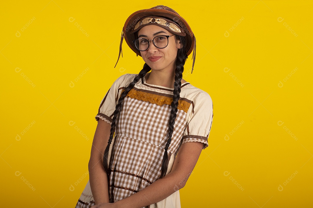 Mulher bonita com trajes de festa junina usando vestido e chapéu