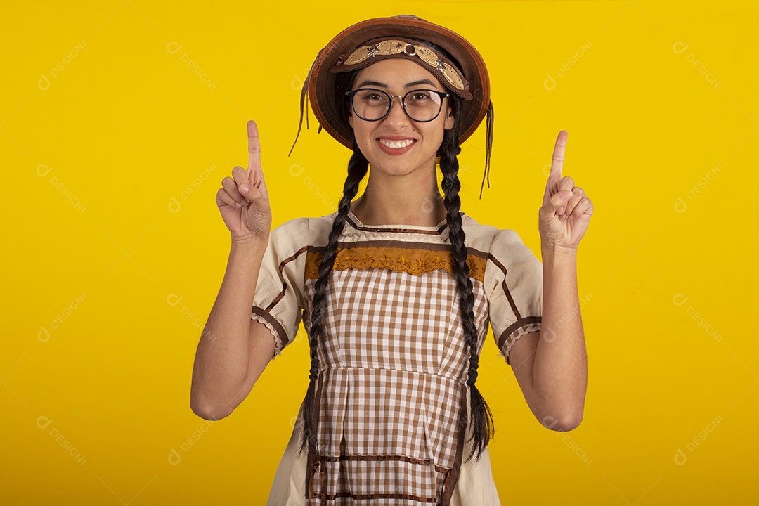Mulher bonita com trajes de festa junina usando vestido e chapéu