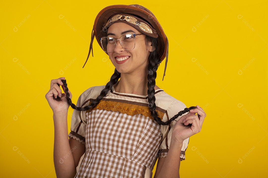 Mulher bonita com trajes de festa junina usando vestido e chapéu