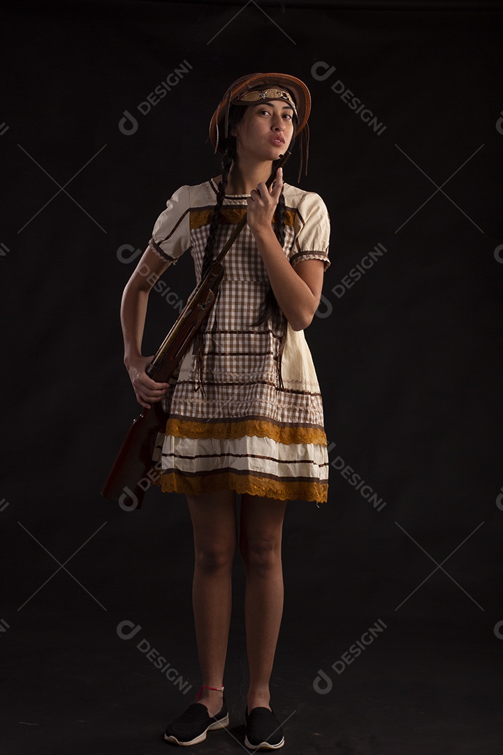 Jovem mulher em traje típico de festa junina com vestido e chapéu de couro