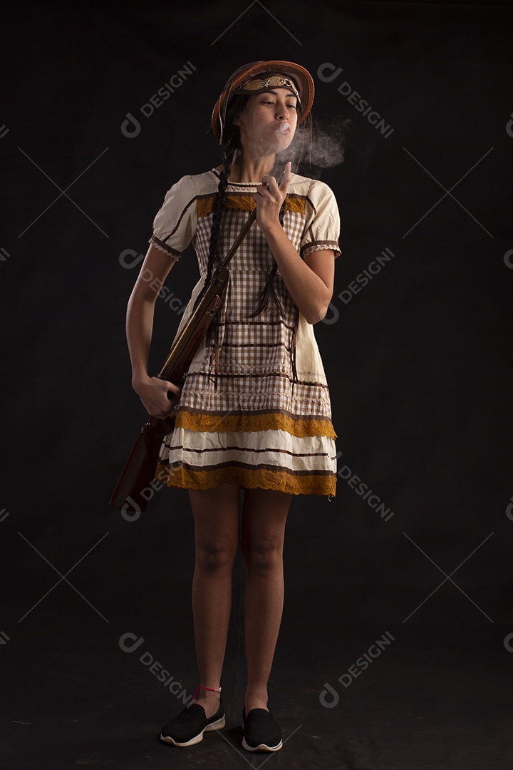 Jovem mulher em traje típico de festa junina com vestido e chapéu de couro