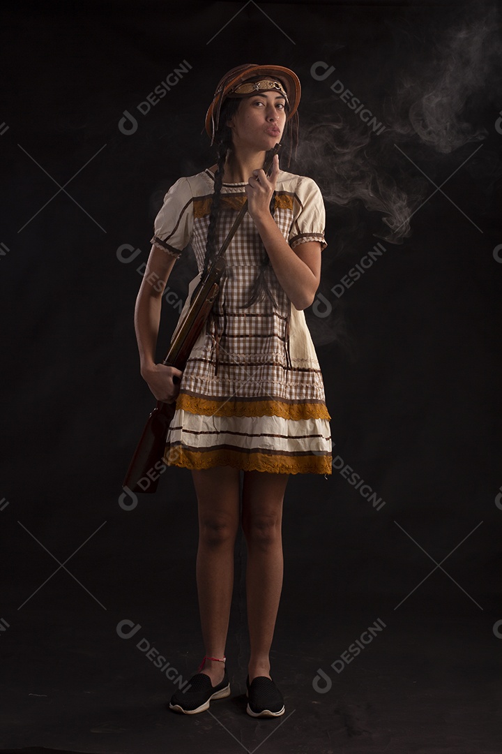 Jovem mulher em traje típico de festa junina com vestido e chapéu de couro