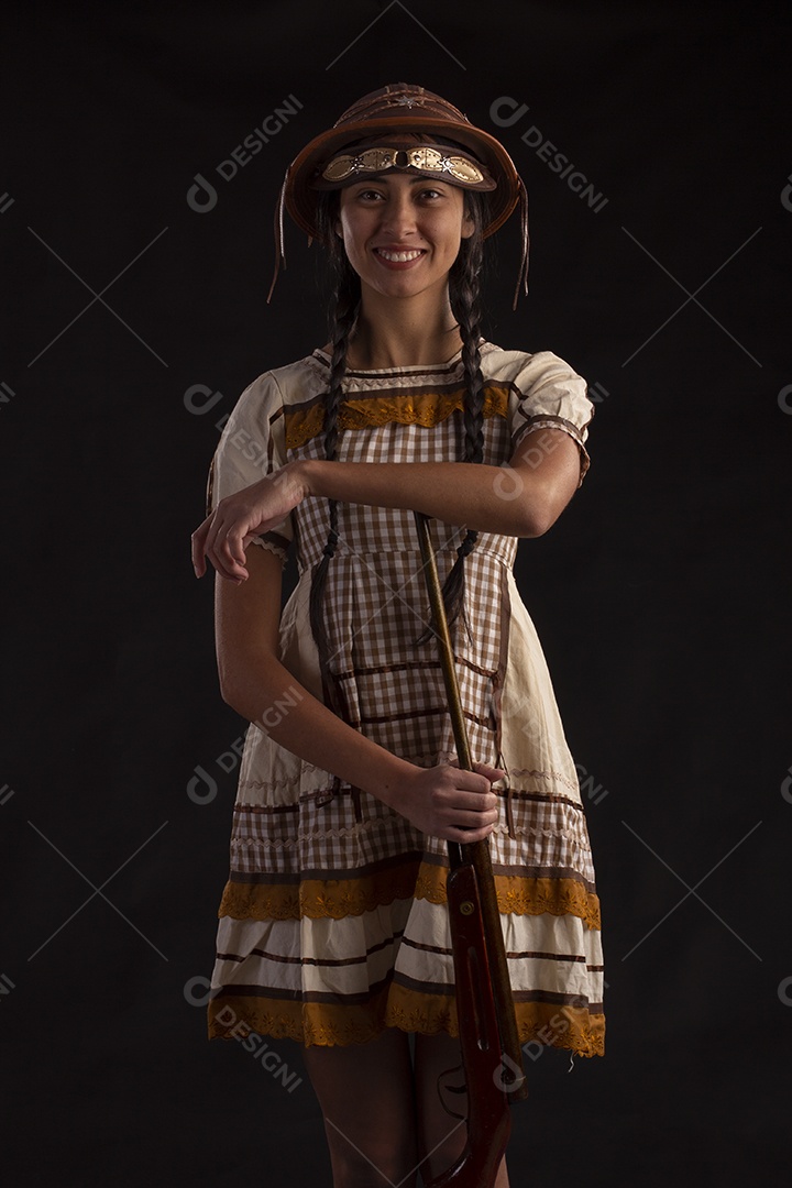 Jovem mulher em traje típico de festa junina com vestido e chapéu de couro
