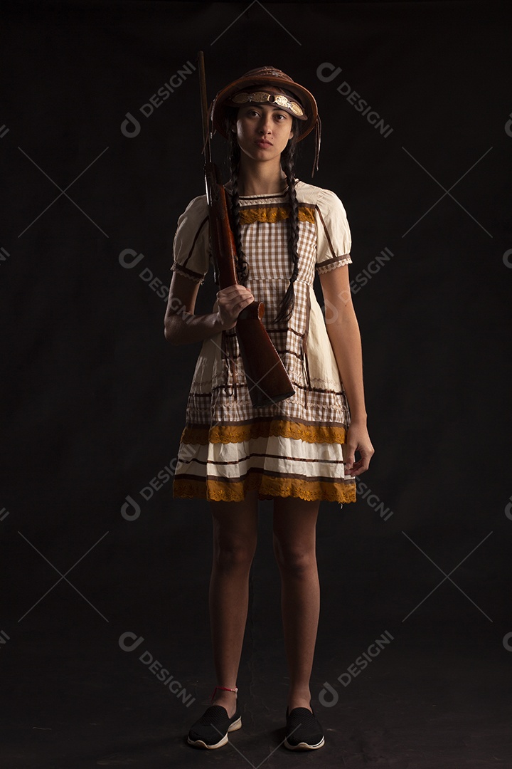 Jovem mulher em traje típico de festa junina com vestido e chapéu de couro