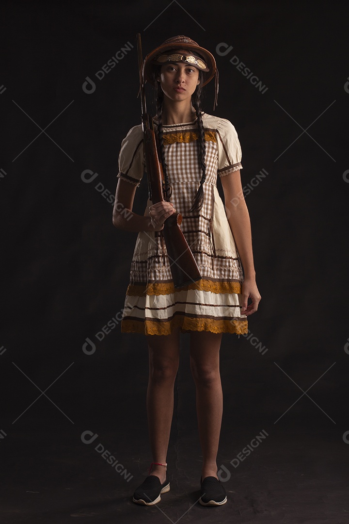 Jovem mulher em traje típico de festa junina com vestido e chapéu de couro