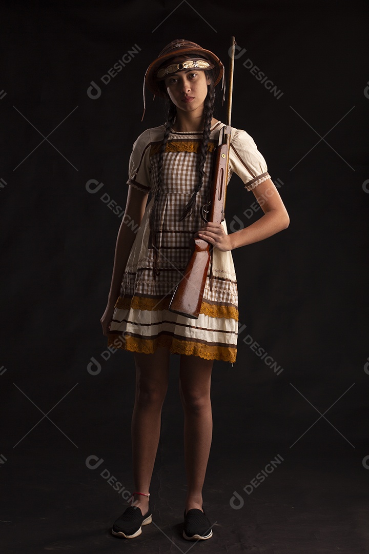 Jovem mulher em traje típico de festa junina com vestido e chapéu de couro