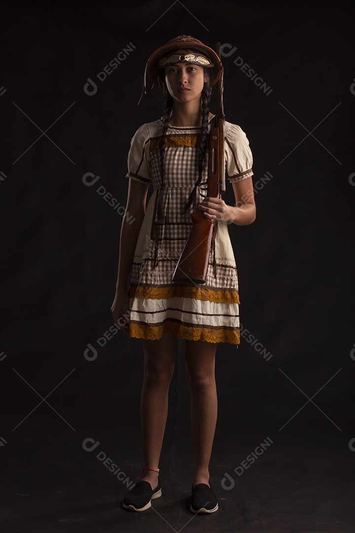 Jovem mulher em traje típico de festa junina com vestido e chapéu de couro