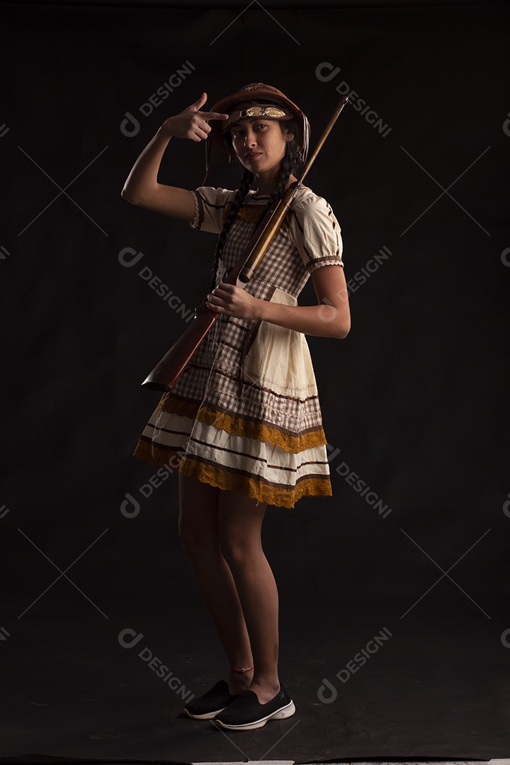 Jovem mulher em traje típico de festa junina com vestido e chapéu de couro