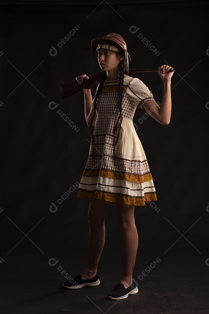 Jovem mulher em traje típico de festa junina com vestido e chapéu de couro