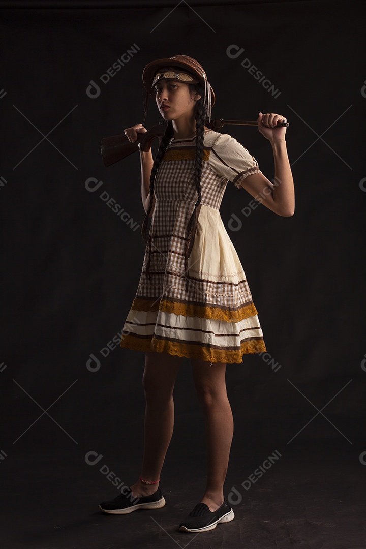 Jovem mulher em traje típico de festa junina com vestido e chapéu de couro