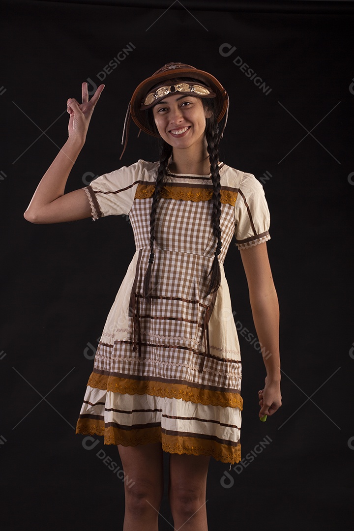 Jovem mulher em traje típico de festa junina com vestido e chapéu de couro