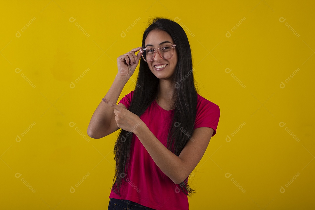 Mulher jovem bonita usando óculos em fotografia de estudio para publicidade