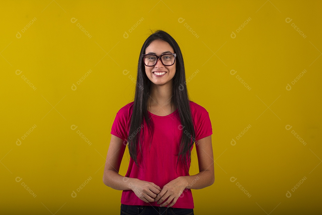 Mulher jovem bonita usando óculos em fotografia de estudio para publicidade