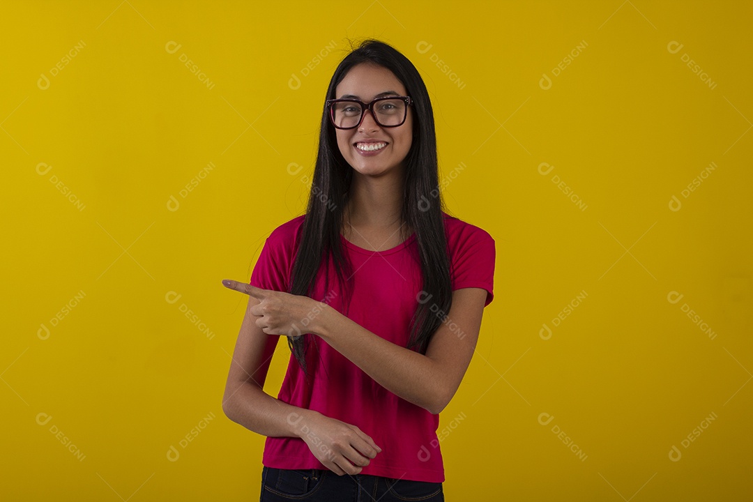Mulher jovem bonita usando óculos em fotografia de estudio para publicidade