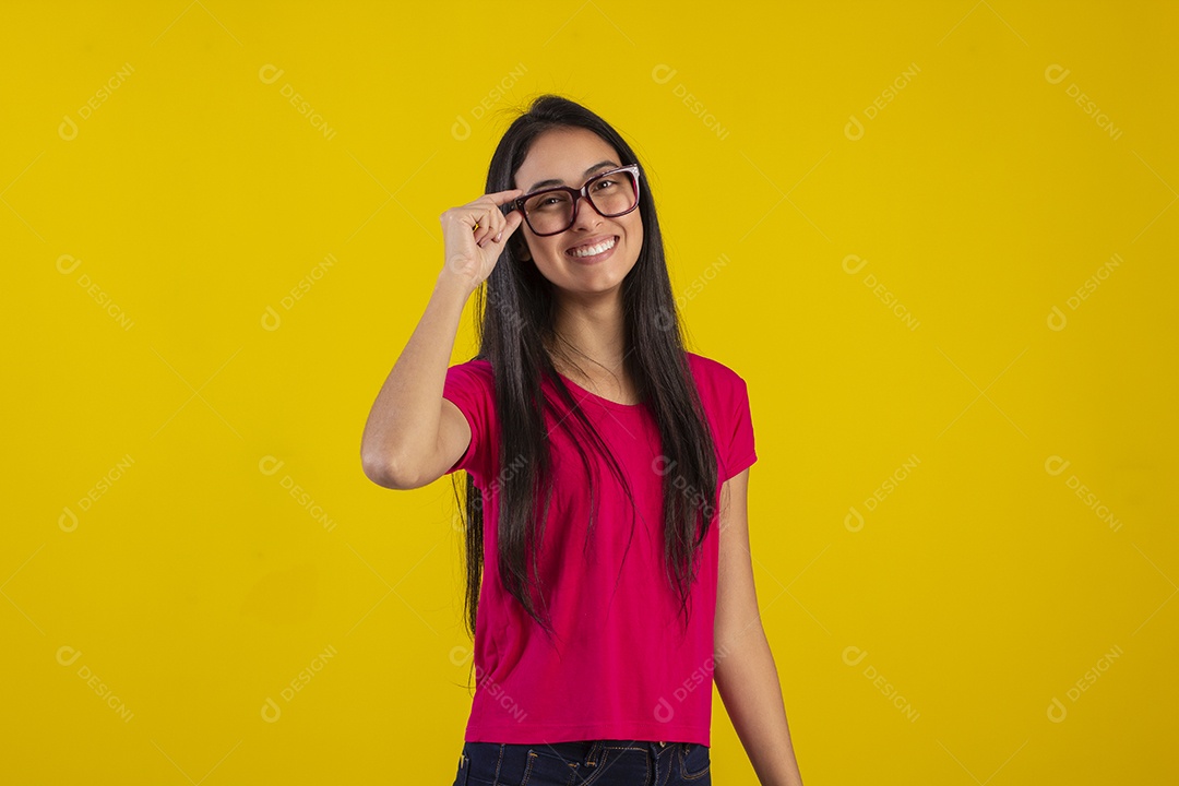 Mulher jovem bonita usando óculos em fotografia de estudio para publicidade