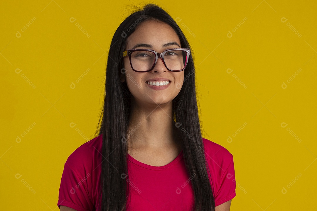 Mulher jovem bonita usando óculos em fotografia de estudio para publicidade
