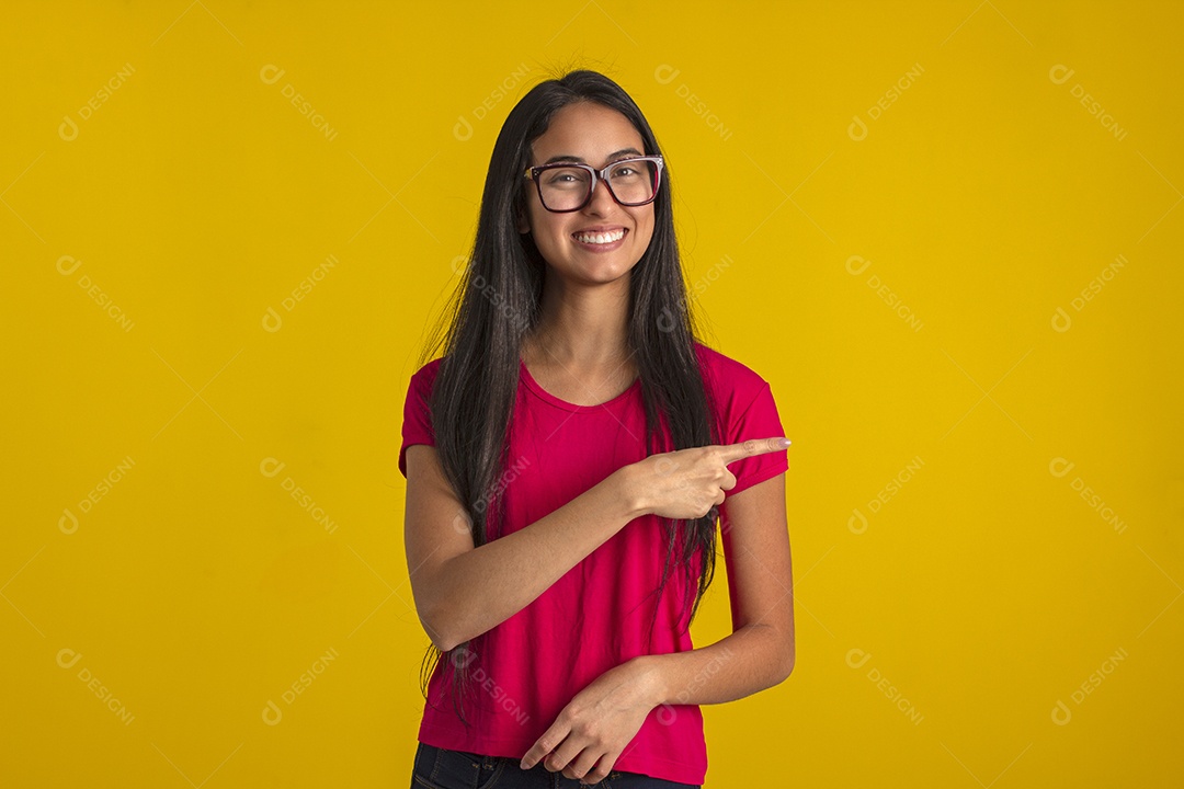 Mulher jovem bonita usando óculos em fotografia de estudio para publicidade