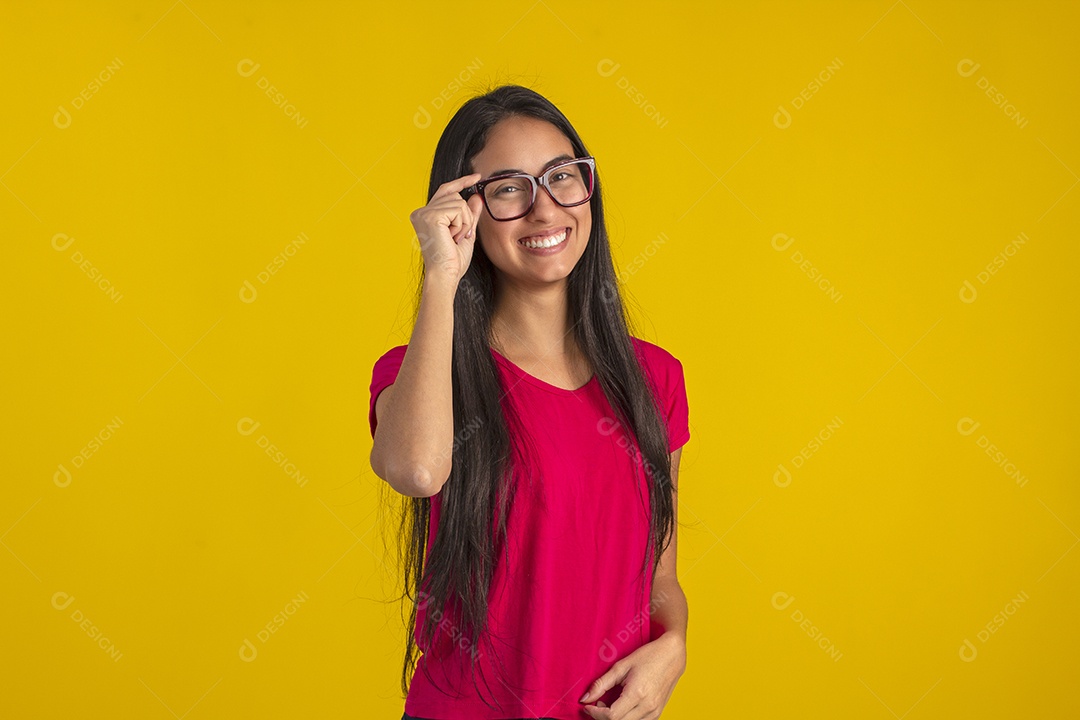 Mulher jovem bonita usando óculos em fotografia de estudio para publicidade